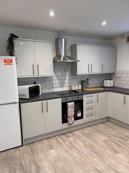 Bridge Place - Spacious Home With Plenty Of Beds! Merthyr Tydfil Exterior foto