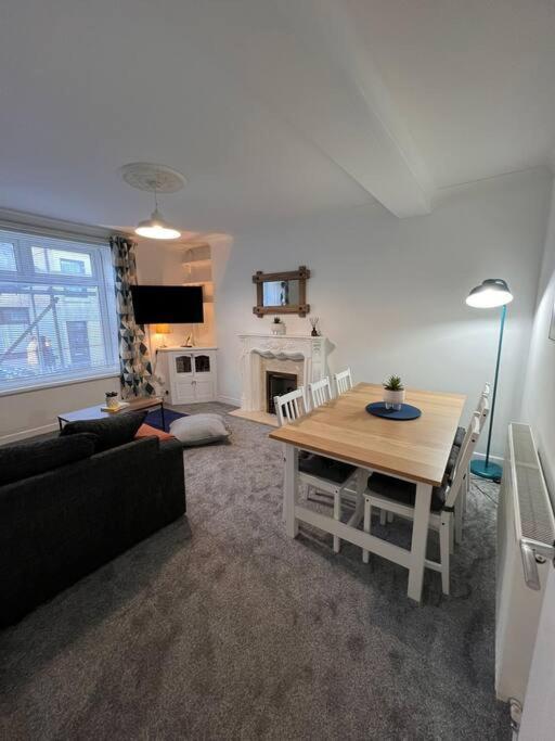 Bridge Place - Spacious Home With Plenty Of Beds! Merthyr Tydfil Exterior foto